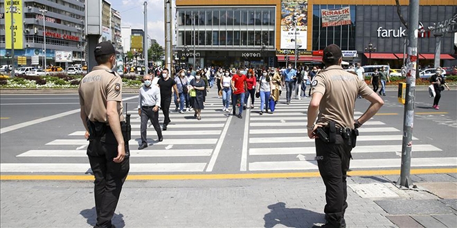 Ankara ve zmir'de emniyet personelinden maske denetimi