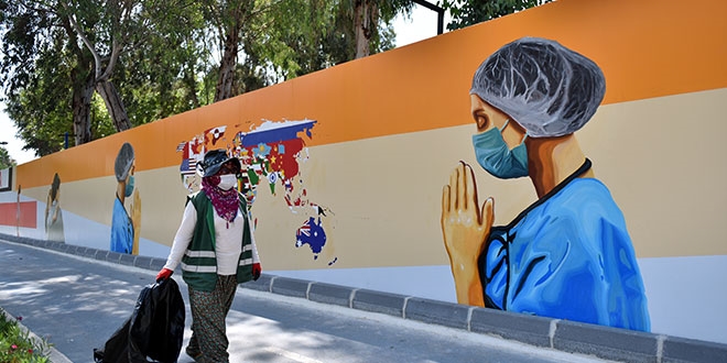 Sağlık çalışanlarının virüsle mücadelesini yansıtan grafiti