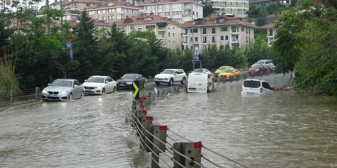 İstanbul'da yağış başladı, araçlar mahsur kaldı