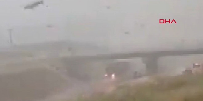 Şiddetli fırtına TIR'ı böyle devirdi