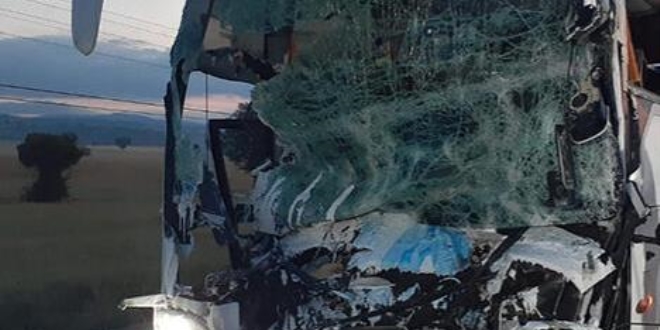 Uşak'ta yolcu otobüsü ile kamyon çarpıştı: 2 ölü, 22 yaralı