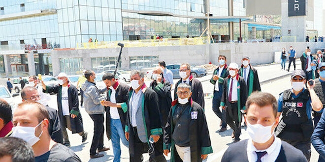 Baronluk bitti: Kendilerini vesayetin merkezi sanıyorlar
