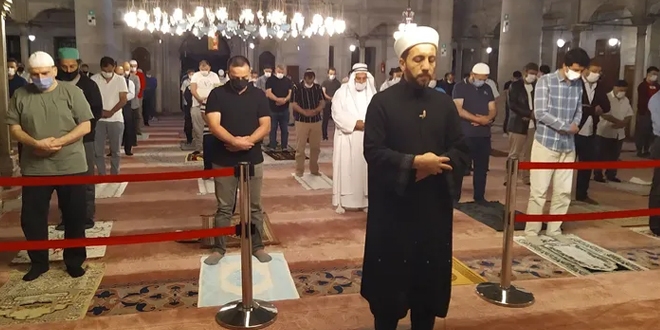 Camilerde, cemaatle ilk sabah namazı kılındı