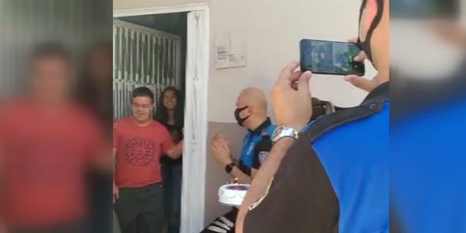 Adana'da polisten down sendromlu kişiye sürpriz doğum günü kutlaması