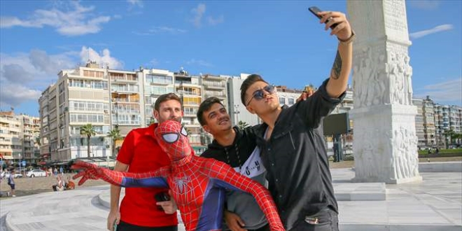 Antalyalı 'Örümcek Adam' İzmir sokaklarında gösteri yaptı