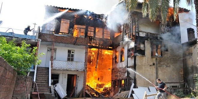 Tarihi binay� ate�e verdi, 'Yakmadan duram�yorum' dedi