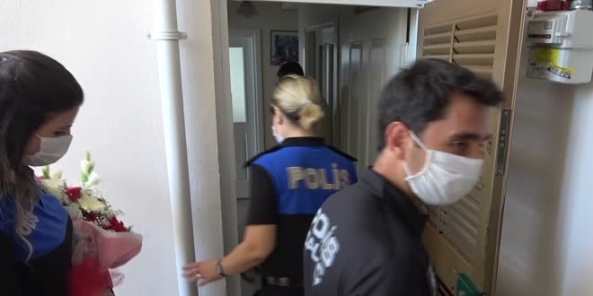 Adana'da polis, su basan hastanede boğulmaktan kurtardığı kadınla buluştu