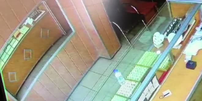 Bingöl'de kuyumcudan hırsızlık güvenlik kamerasına yansıdı
