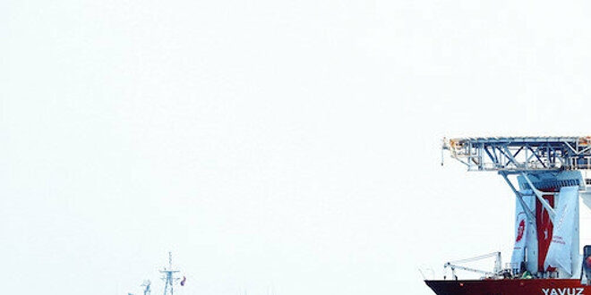 T�rkiye'nin ilk yerli sondaj gemisi 'Fatih' Trabzon Liman�'ndan ayr�ld�