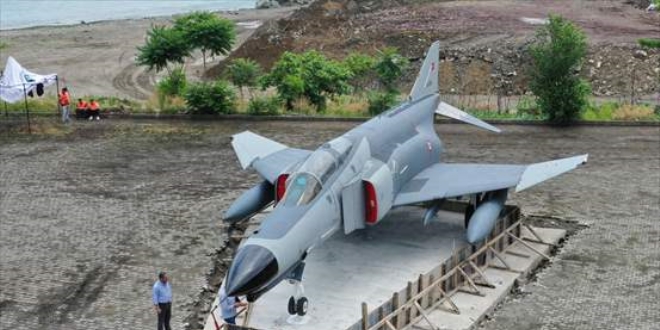 Rize sahiline eski savaş uçağı konuldu