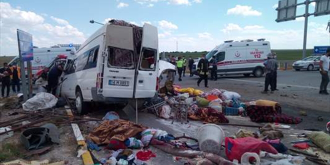 Tarım işçilerini taşıyan minibüs ile tır çarpıştı: 7 ölü, 11 yaralı