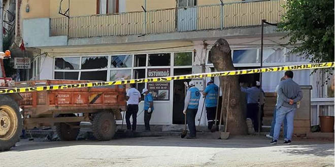 F�r�n�n bacas�n� benzinle temizlemeye �al��an 3 ki�i patlamada yaraland�