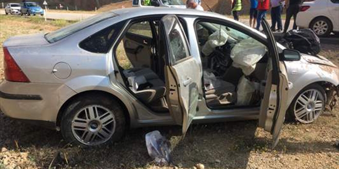 Sivas'ta otomobil devrildi: 1'i polis 4 yaral�