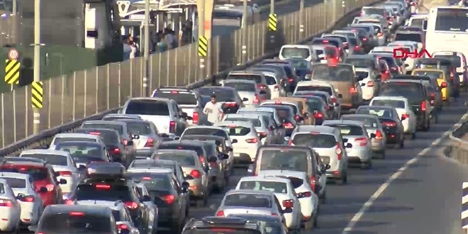 stanbul'da sokaa kma yasa ncesi trafik younluu