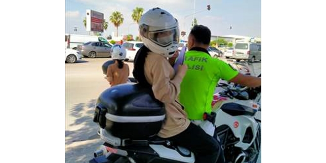 Motosikletli  polisler, aralaryla yolda kalan kz kardeleri snava yetitirdi
