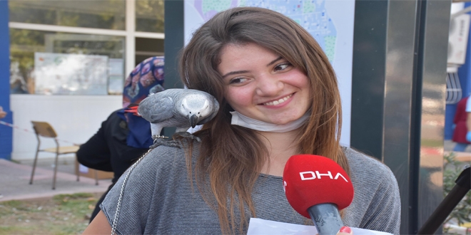 Şans getirsin diye sınava papağanıyla geldi