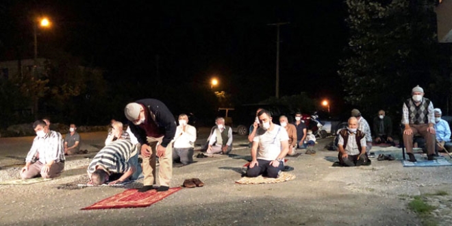 İmama küsen mahalleli, namazı kıraathane önünde kıldı