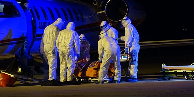 Rusya'daki Türk vatandaşları ambulans uçakla yurda getirildi