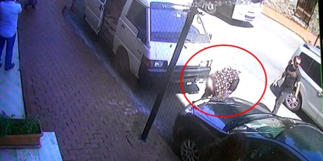 Polis aracına binmemek için eteğini indirdi