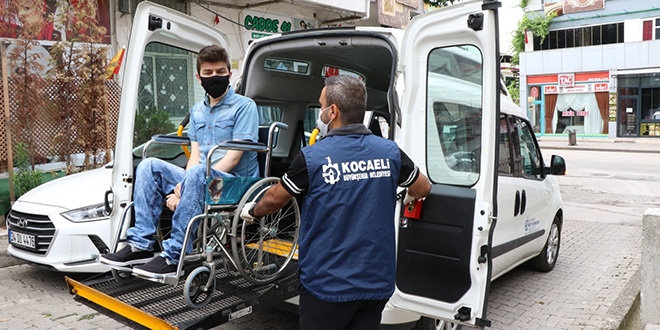 Engelli bireyin sınav yolculuğu sorunu engelsiz taksi ile çözüldü