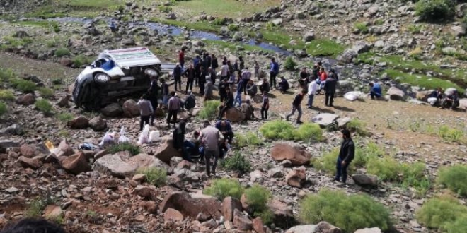 Erzurum'da kamyonet şarampole uçtu: 17 yaralı