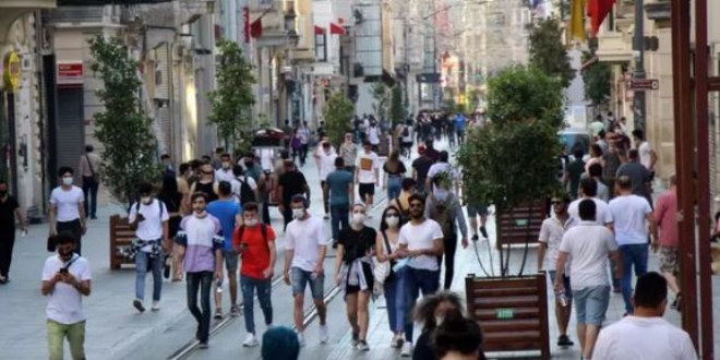 Kısıtlama sona erdi, vatandaşlar Taksim'e akın etti