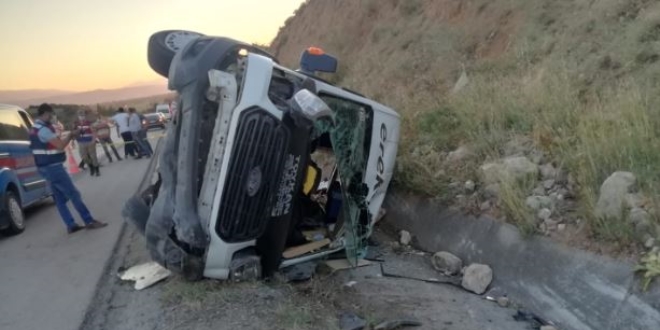 Lasti�i patlayan minib�s devrildi: 16 yaral�