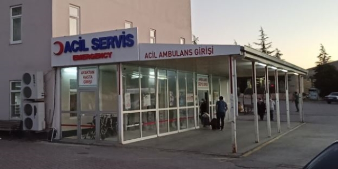 Cinnet getiren öğretmen satırla komşularına saldırdı