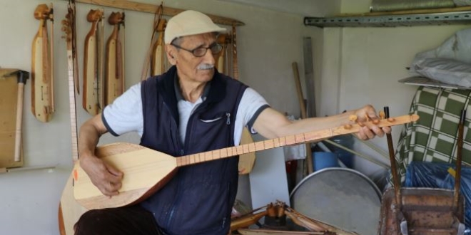 Emekli öğretmen atölyesinde kemençe ve saz üretiyor