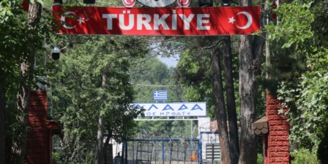 Sözcüsü 'açılacak' dedi ama komşunun sınırı 'kapı duvar'
