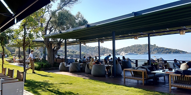 Fahiş fiyatlarıyla dudak uçuklatan restoran görüntülendi