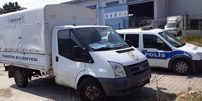 Yardım kolilerini taşıyan belediyeye ait kamyoneti çaldılar