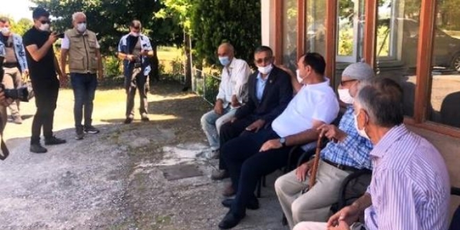 Vali Kaldırım, imama küsen mahalleliyle buluştu