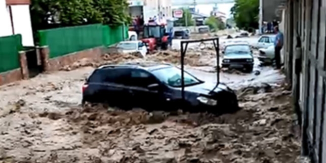 Sivas'ta dolu ve sağanak hayatı felç etti
