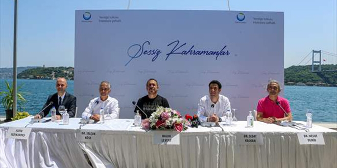 Sa�l�k �al��anlar�, vir�se yenik d��en meslekta�lar� i�in t�rk� seslendirdi