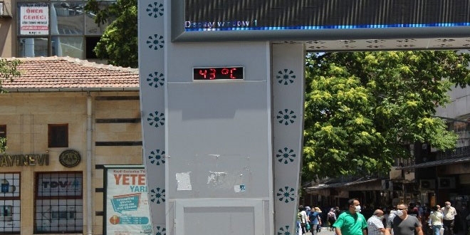 Termometre 43 dereceyi gördü, bunalan vatandaşlar deniz istedi