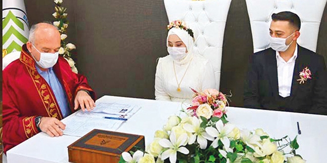 �zmir'de d���nler Kovid-19 tedbirleriyle yap�lmaya ba�lad�