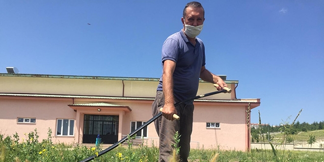 Eğitim neferleri tatil yerine okullarının tadilatını yapıyor
