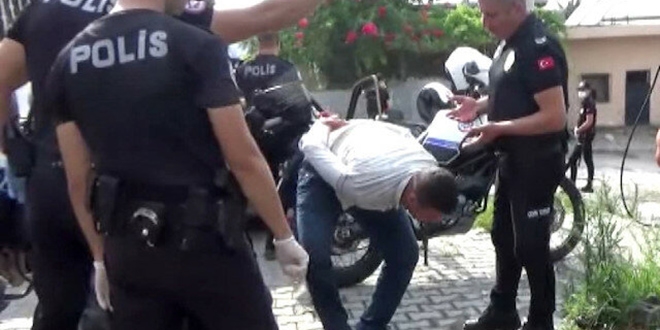 Yürüyemediği gerekçesiyle otomobilden inmeyen dilenciyi polis 'yürüttü'