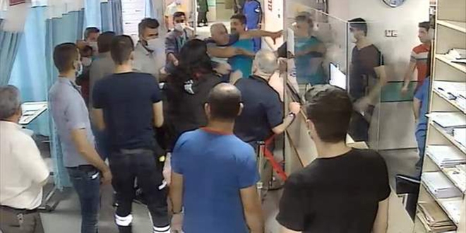 'Araba çarptı' diye acil servise getirildi, doktora saldırdı