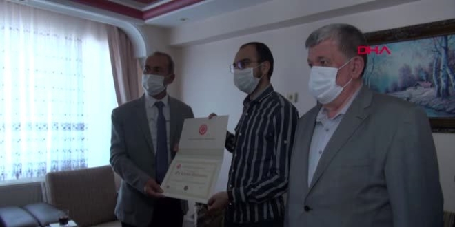 Rektör, lösemi hastası Ahmet'in diplomasını evine götürdü
