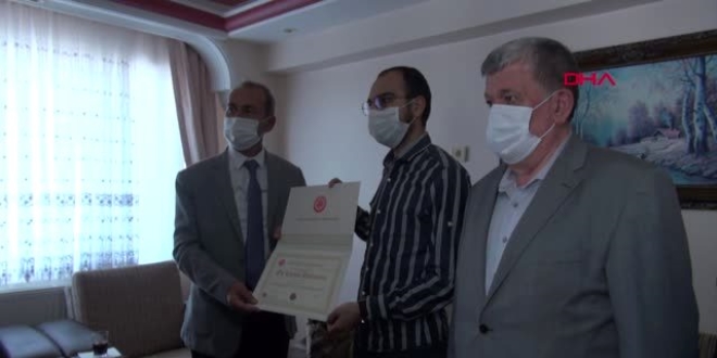 Rektr, lsemi hastas Ahmet'in diplomasn evine gtrd