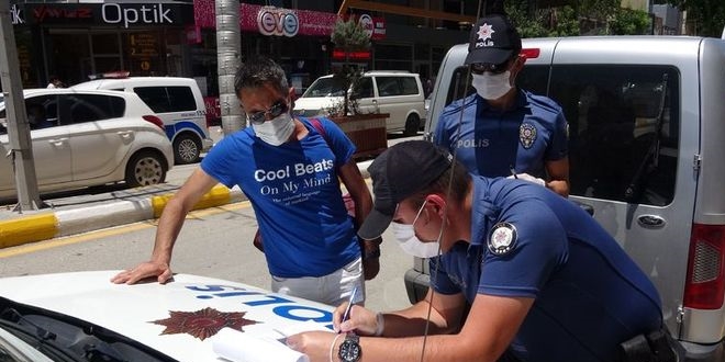Araç içinde maske takmayan 7 kişiye 6 bin 300 TL ceza