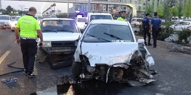 Kadın sürücü başka araç tarafından sıkıştırıldı: 2 yaralı