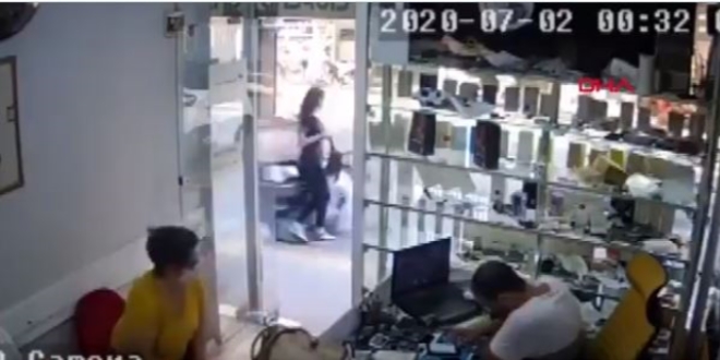 Otomobil önce yayaya çarptı ardından da dükkana daldı