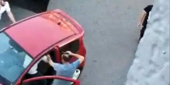 Trafikte korku dolu anlar! Tartıştığı kişiye silah çekti