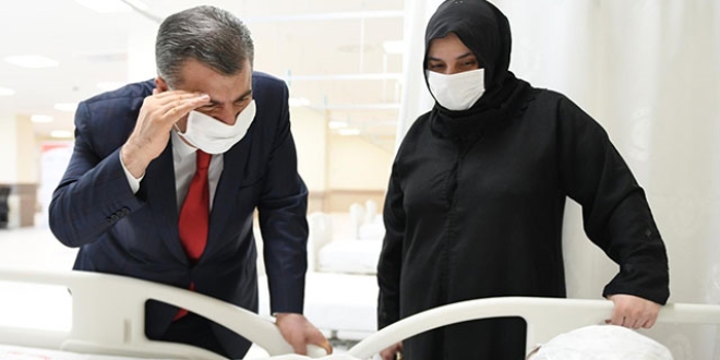 Fahrettin Koca, tedavi gören hastaları ziyaret etti
