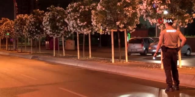 Drift yapan sürücüyü durdurmak isteyen bekçi yaralandı