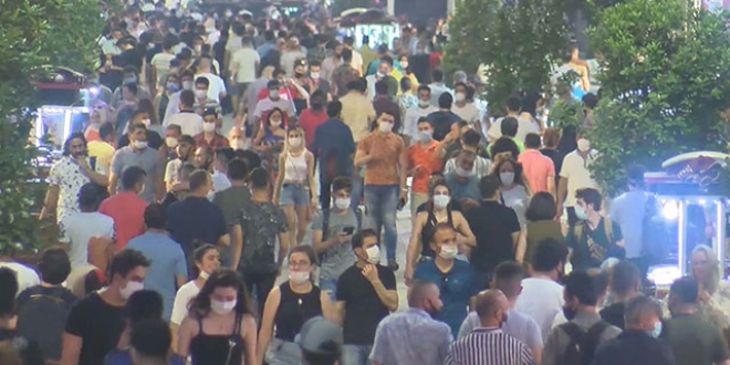 İstiklal Caddesi'nde hafta sonu yoğunluğu