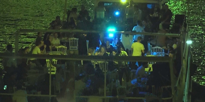 Koronavir�s'e ald�rmadan Hali�'te yat partisi d�zenlediler